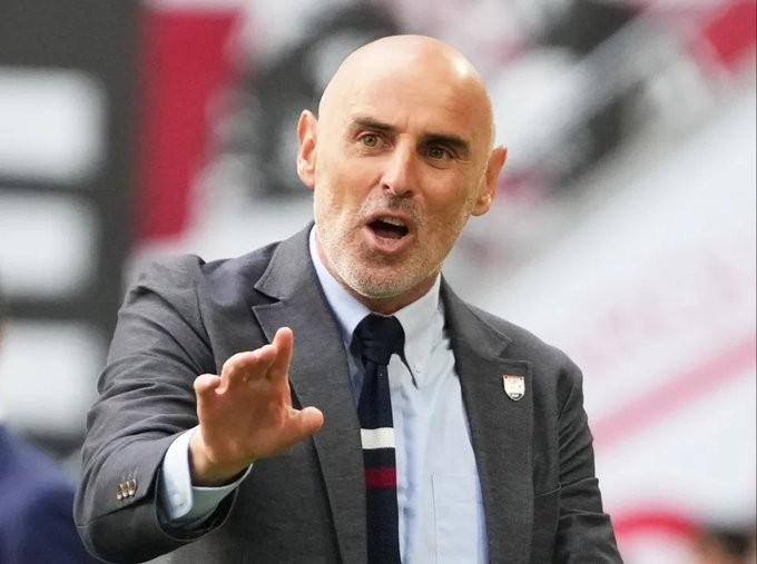 他带着出席 他带着出席